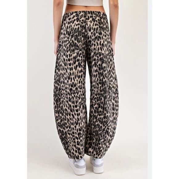 Eesome Leopard Print Barrel Jeans Size Large - Picture 2 of 9